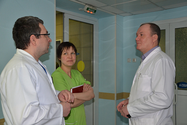 Урожай юбилеев! Поздравления с 55-летием принимает наш главный врач Дмитрий Гарайс