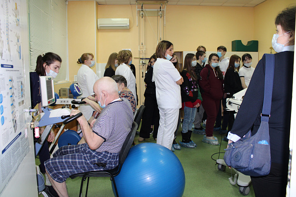 Во время экскурсий по травмбольнице сургутские школьники знакомятся с востребованными в современной медицине специальностями  