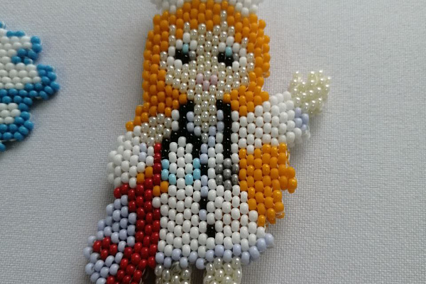 «Бисер – моё средство реабилитации». Пациентка с деформированными руками вышила для Сургутской травмбольницы картину с логотипом клиники