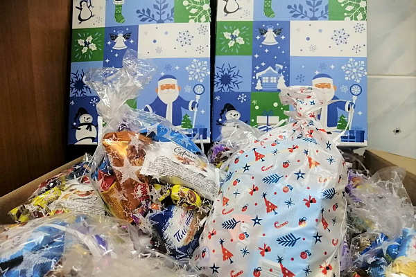 Пациенты детских отделений травмбольницы принимают новогодние подарки и поздравления