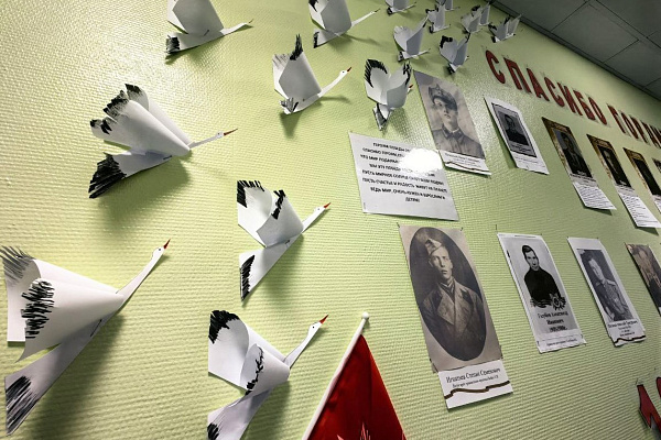 Уголки памяти, окна Победы, баннеры героизму медиков. В Сургутской травмбольнице завершилось праздничное оформление к 9 Мая