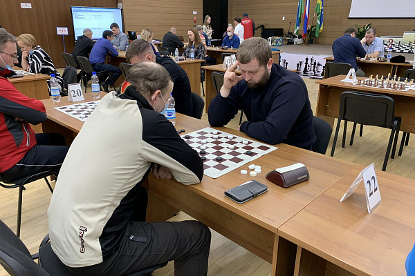 Врач Сургутской травмбольницы признан лучшим игроком в шашки среди медиков Югры