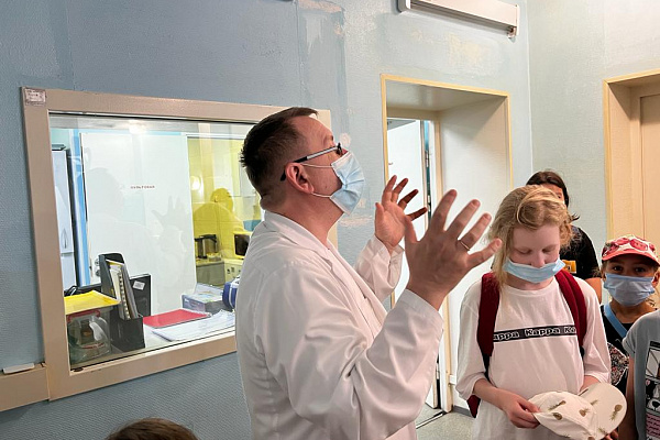 Видят людей насквозь! В Сургутской травмбольнице школьники познакомились с работой специалистов лучевой и инструментальной диагностики