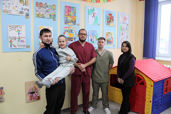 Радует врачей и родителей. 6-летний ребенок, повредивший ногу на карусели, выписан из стационара и наблюдается амбулаторно