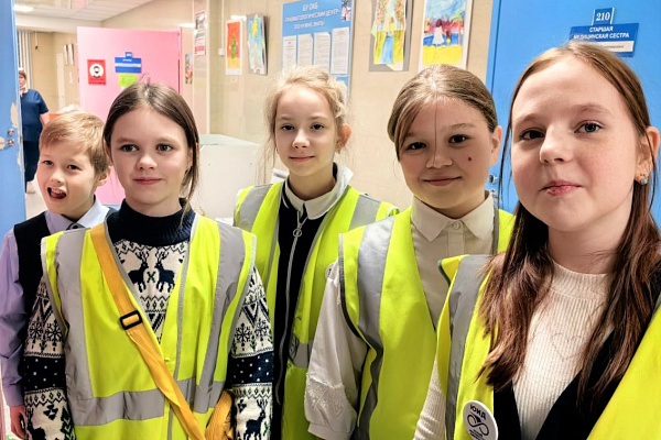 Юные десантники и автоинспекторы поздравили с Новым годом пациентов и персонал Сургутской травмбольницы