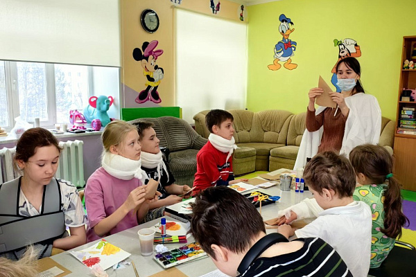 Письма надежды. Маленьких пациентов травмбольницы научили складывать фронтовые треугольники