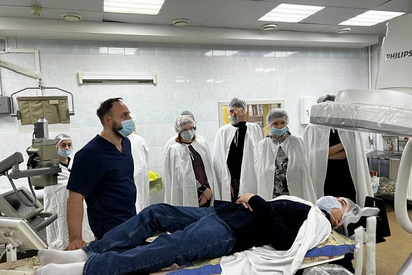 А где скальпели? Об особенностях рентгенохирургической операционной и выполняемых здесь вмешательствах рассказали школьникам во время экскурсии