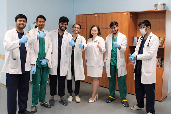 Около 40 иностранных студентов-медиков из Индии и Египта снова практикуются в Сургутской травмбольнице по окончании очередного учебного года