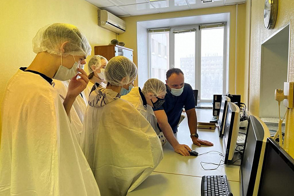 А где скальпели? Об особенностях рентгенохирургической операционной и выполняемых здесь вмешательствах рассказали школьникам во время экскурсии
