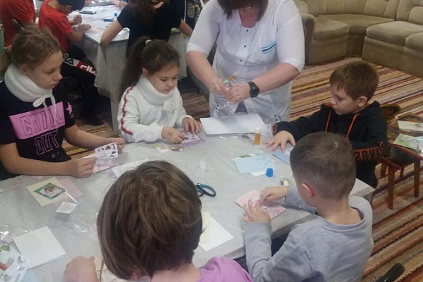 «Почта для мамочки»: в больнице для маленьких пациентов прошел творческий мастер-класс