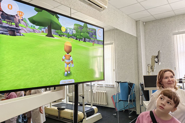 Во время экскурсии по травмбольнице школьники на себе опробовали тренажеры для реабилитации