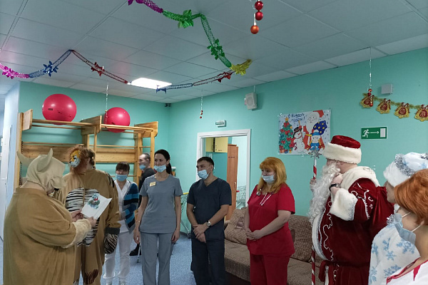 Наведались в каждое отделение. Сотрудников Сургутской травмбольницы поздравил Дед Мороз со своей сказочной свитой