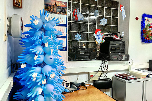 Ангелы из масок, гирлянды из пробирок. В Сургутской травмбольнице прошёл конкурс на самое оригинальное украшение отделения 