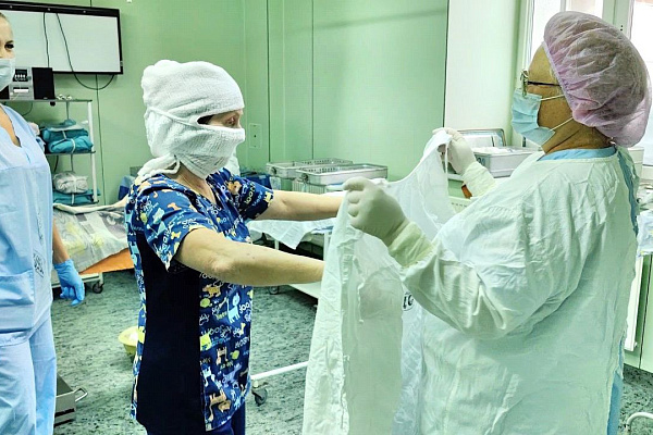 Другой мир. Операционная медсестра Сургутской травмбольницы рассказала о своём знакомстве с оперблоком и 40-летней работе