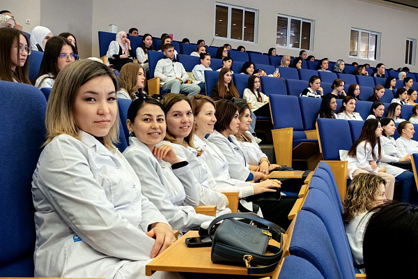 Интересную работу и профессиональный рост гарантируем. Будущим медсёстрам рассказали о вакансиях и условиях труда в Сургутской травмбольнице