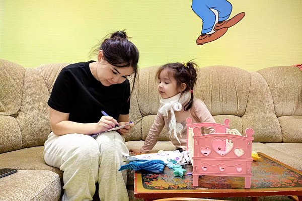 Помогал «Счастливый художник». Маленькие пациенты травмбольницы написали письмо Деду Морозу