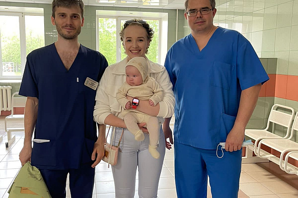 Сургутская семья, пережившая потрясение полгода назад, поздравляет с Днём медработника своих спасителей 