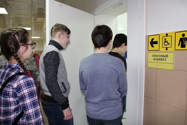В Травмбольнице прошла экскурсия для учеников Технологической школы Сургута 