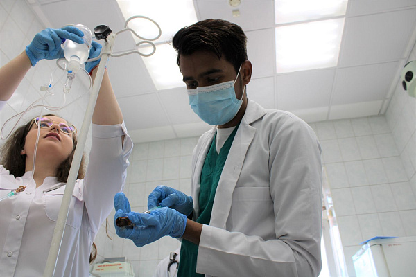 Около 40 иностранных студентов-медиков из Индии и Египта снова практикуются в Сургутской травмбольнице по окончании очередного учебного года