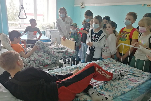 Художники во всём видят прекрасное. С аншлага в гипсовом кабинете началась очередная детская экскурсия по Травмбольнице