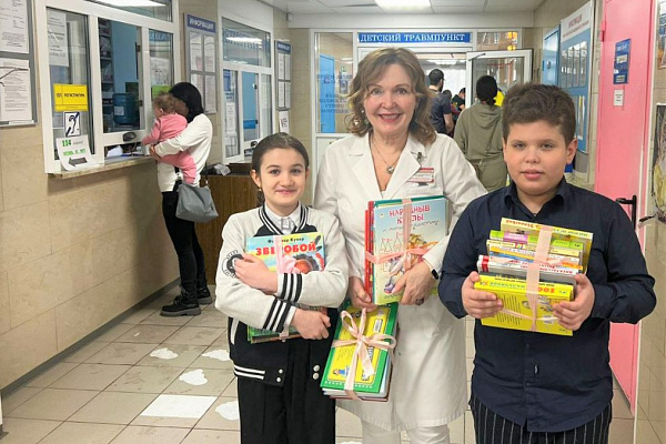 Лучший подарок. Волонтёры-школьники передали нашим пациентам книги, собранные в рамках городской акции
