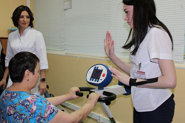 «Буду нейрохирургом!» В Травматологической больнице Сургута прошла экскурсия для учеников Технологической школы города