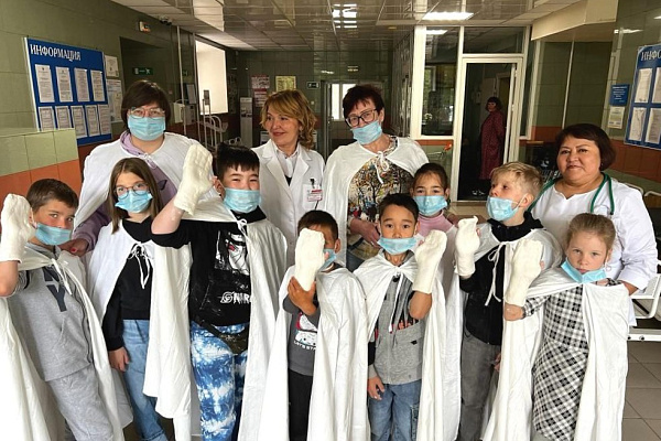 Учились накладывать гипс, общались с пациентами-сверстниками. Дети из центра «РУБУС» посетили Сургутскую травмбольницу
