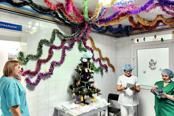 Ангелы из масок, гирлянды из пробирок. В Сургутской травмбольнице прошёл конкурс на самое оригинальное украшение отделения 