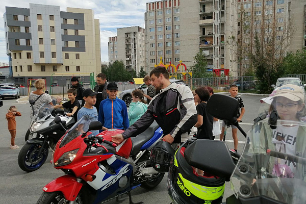 Крутые парни носят шлемы! Сургутские байкеры рассказали юным велосипедистам о важности защитной экипировки