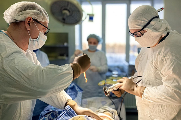 В Сургутской травмбольнице пациенту успешно провели этапное лечение тяжелой травмы нижней конечности после падения полуторатонной конструкции 