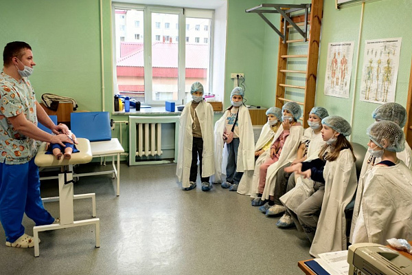 Сердечно-лёгочная реанимация и фиксация перелома. На экскурсии в Сургутской травмбольнице школьники учились оказывать первую помощь