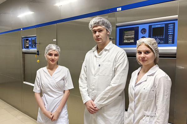 В Сургутской травмбольнице студенты-медики знакомятся с будущей профессией через волонтёрскую практику