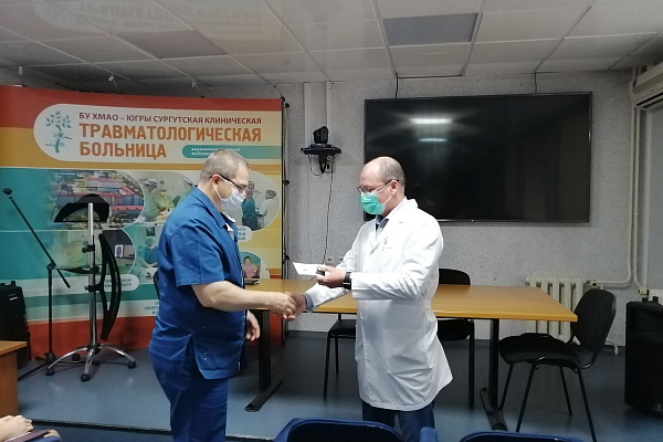 Отличники в белых халатах. Минздрав присвоил высокие звания пятерым сотрудникам Сургутской травмбольницы