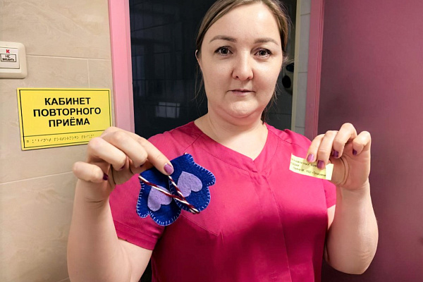 Юные десантники и автоинспекторы поздравили с Новым годом пациентов и персонал Сургутской травмбольницы