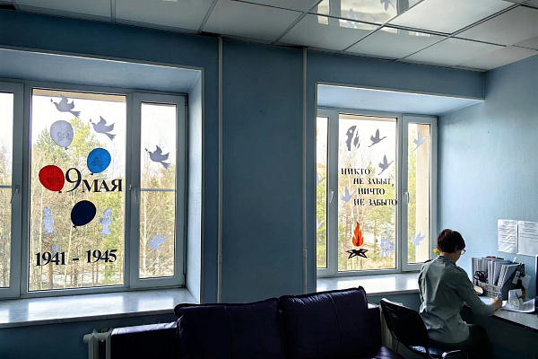 Уголки памяти, окна Победы, баннеры героизму медиков. В Сургутской травмбольнице завершилось праздничное оформление к 9 Мая