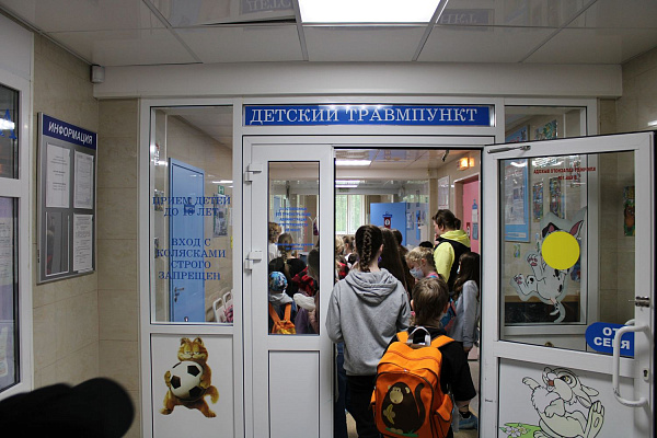 Художники во всём видят прекрасное. С аншлага в гипсовом кабинете началась очередная детская экскурсия по Травмбольнице