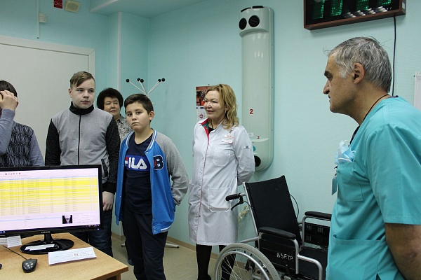 В Травмбольнице прошла экскурсия для учеников Технологической школы Сургута 