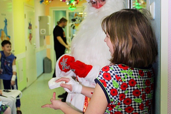 Сказочные гости! В детских отделениях Травмбольницы побывали главные герои зимнего праздника  – Дед Мороз и Снегурочка