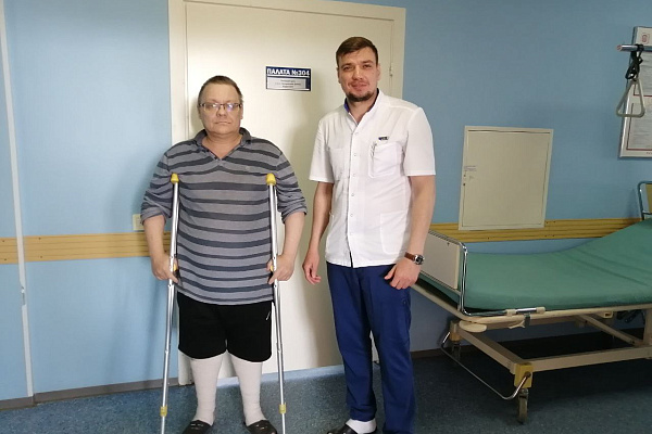 В Сургут – на инвалидной коляске, обратно – на своих ногах. Наши травматологи-ортопеды спасли от тяжелой инвалидности жителя Харцызска