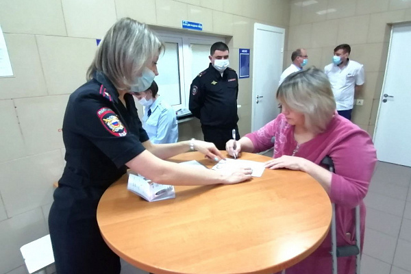 В новый год – с новым гражданством. Пациентам из Макеевки вручили российские паспорта