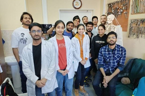 Врачи Сургутской травмбольницы провели цикл занятий по травматологии и ортопедии для студентов-медиков из Индии и Египта 