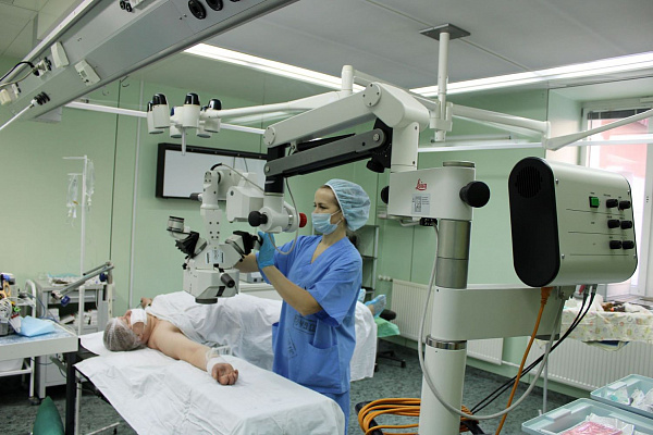 Дело тонкое. В преддверии Дня медработника – о роли микрохирургов в травматологии и о главном ювелире Сургутской травмбольницы 