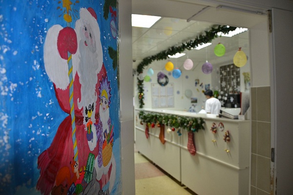 Новогодняя мозаика! В Травмбольнице подвели итоги конкурса на лучшее праздничное оформление подразделений учреждения