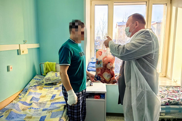Бойцы СВО принимают поздравления и подарки в палатах Сургутской травмбольницы