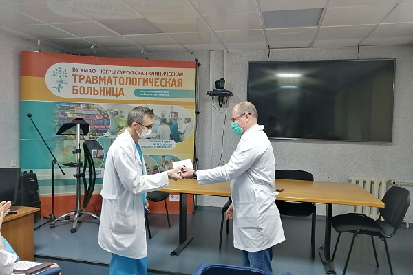 Отличники в белых халатах. Минздрав присвоил высокие звания пятерым сотрудникам Сургутской травмбольницы