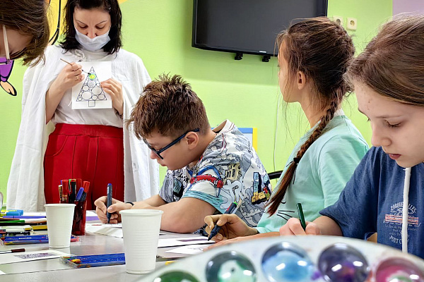 Помогал «Счастливый художник». Маленькие пациенты травмбольницы написали письмо Деду Морозу