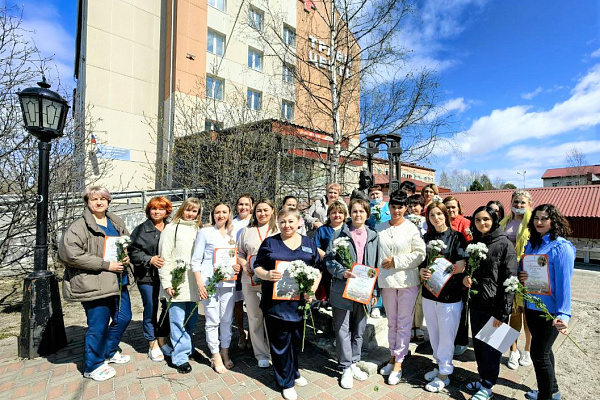 В Сургутской травмбольнице пздравили медицинских сестёр с профессиональным праздником