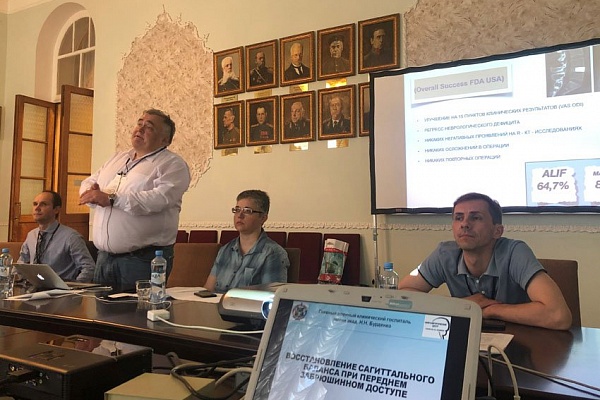 Нейрохирург Травмбольницы Дмитрий Глухих выполнил сложнейшие операции в Главном госпитале им. Н.Н. Бурденко в онлайн-режиме