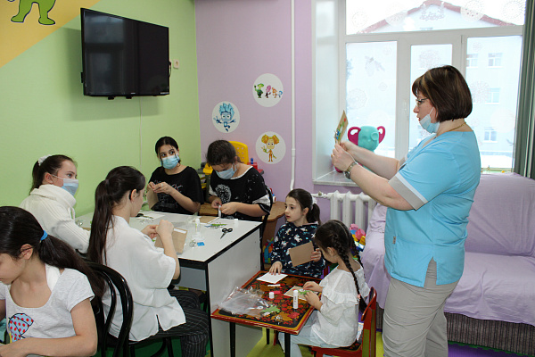 Новогоднее настроение - своими руками. Для юных пациентов травмбольницы провели творческий мастер-класс