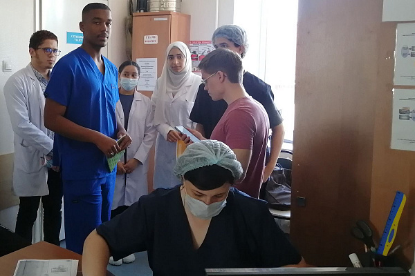 Студенты-медики из Египта проходят клиническую практику в Сургутской травматологической больнице